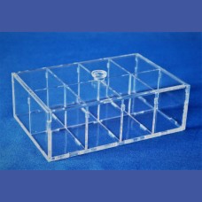 CAJA     Tipo bombonera con   8 huecos de 34 x 46 x 44 mm y tapa con pomo<br>Medidas: 150 x 100 x 50 mm<br>